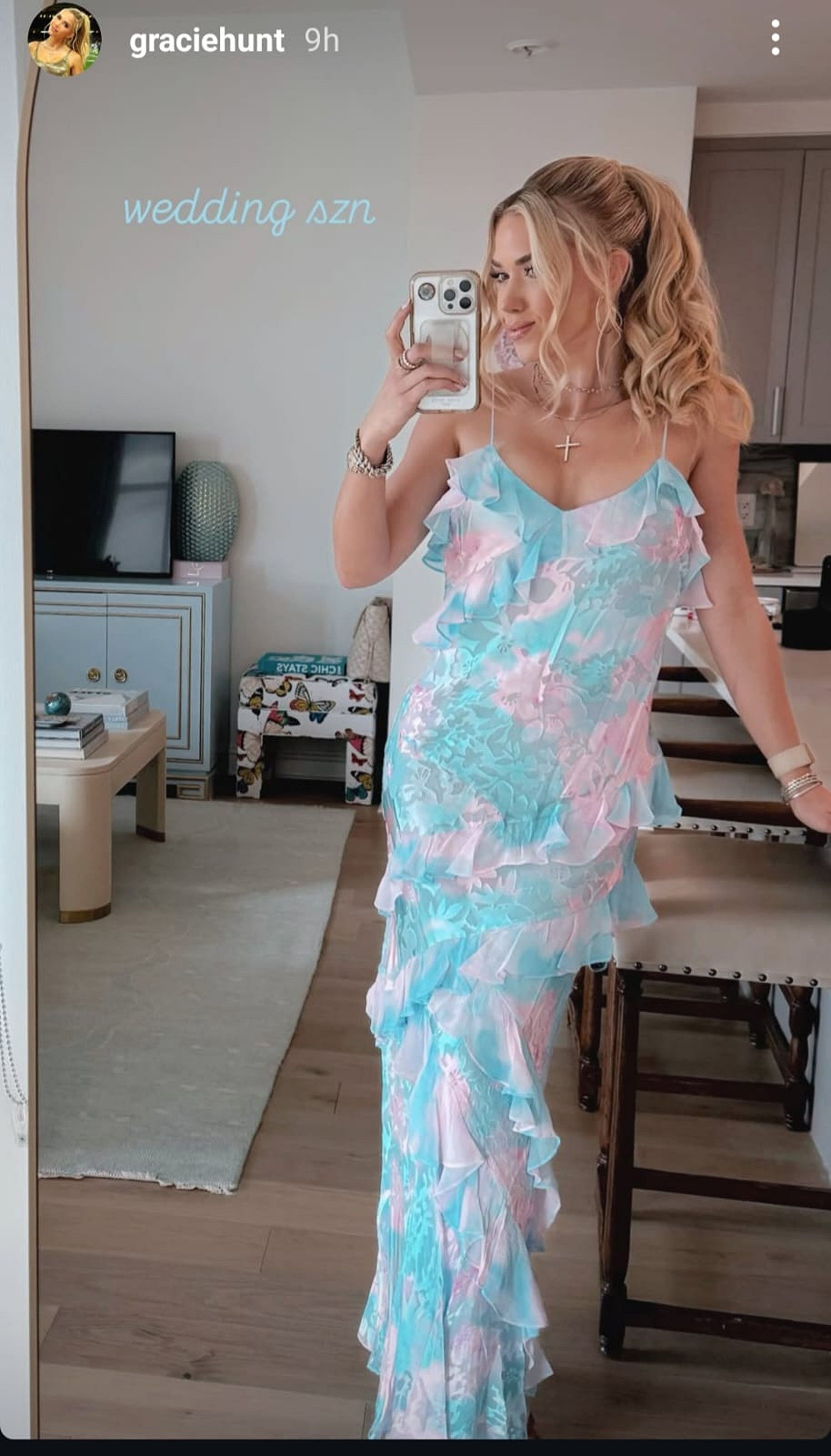 Gracie Hunt drops two-word message showing off a pastel floral dress in a glamorous mirror selfie/@graciehunt